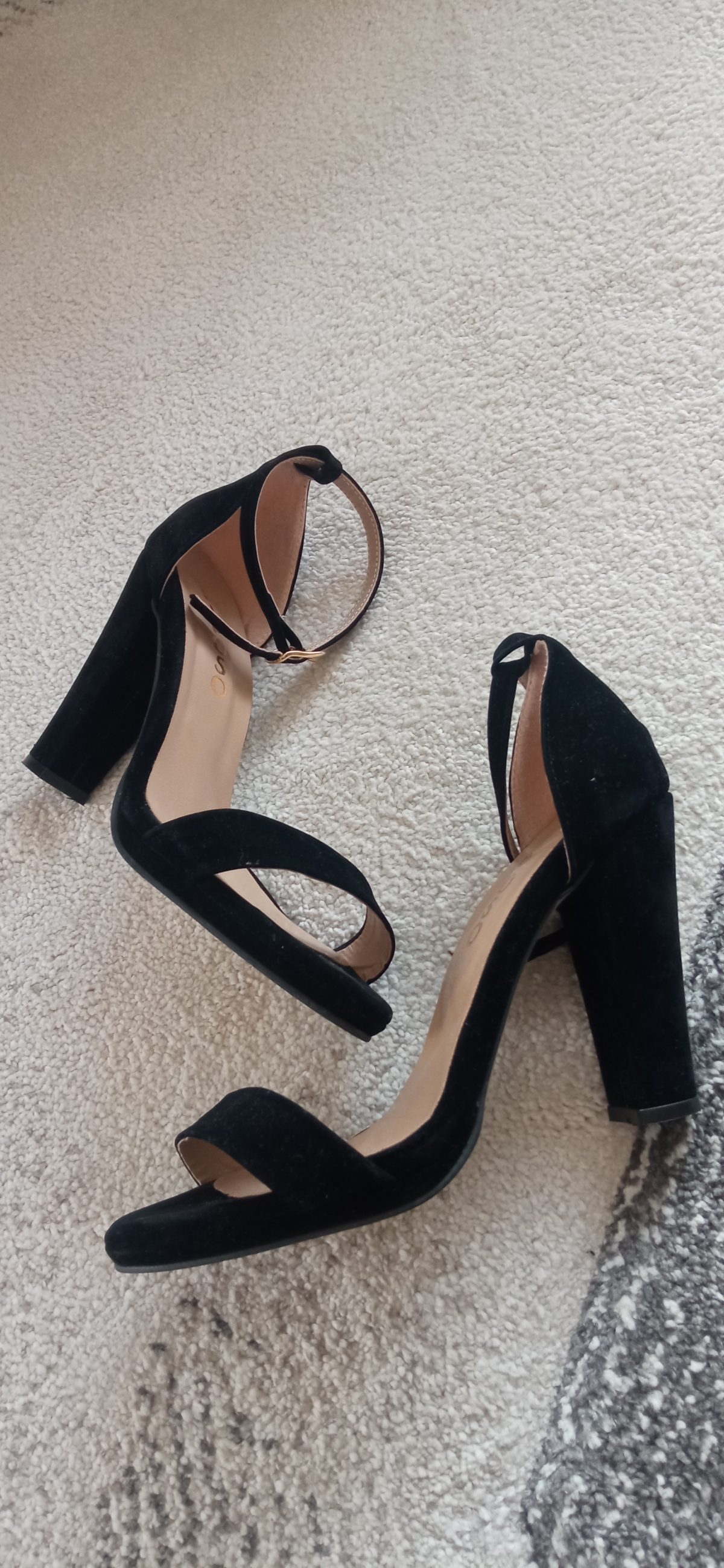 Crne sandale na štiklu - FashionTrampa
